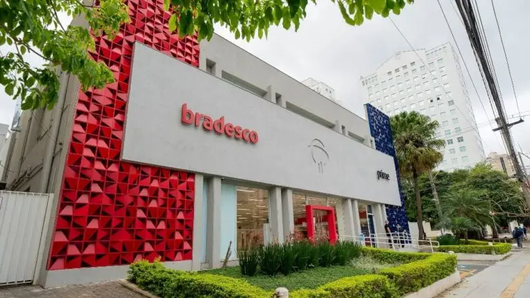 Fachada do Bradesco com gráfico de lucro em alta, representando a recuperação financeira e os resultados positivos do banco em 2025.