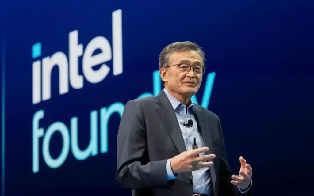 CEO da Intel, Lip-Bu Tan, durante conferência sobre IA e chips em 2025, simbolizando a reestruturação da empresa para retomar liderança global.