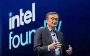 CEO da Intel, Lip-Bu Tan, durante conferência sobre IA e chips em 2025, simbolizando a reestruturação da empresa para retomar liderança global.