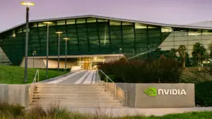 Fachada da Nvidia com logotipo verde, simbolizando a empresa que atingiu US$ 5 trilhões em valor de mercado impulsionada pela inteligência artificial em 2025