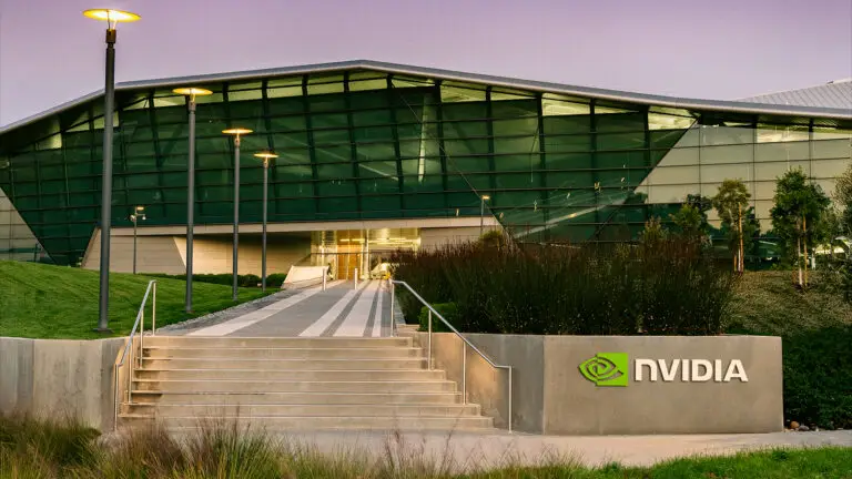 Fachada da Nvidia com logotipo verde, simbolizando a empresa que atingiu US$ 5 trilhões em valor de mercado impulsionada pela inteligência artificial em 2025