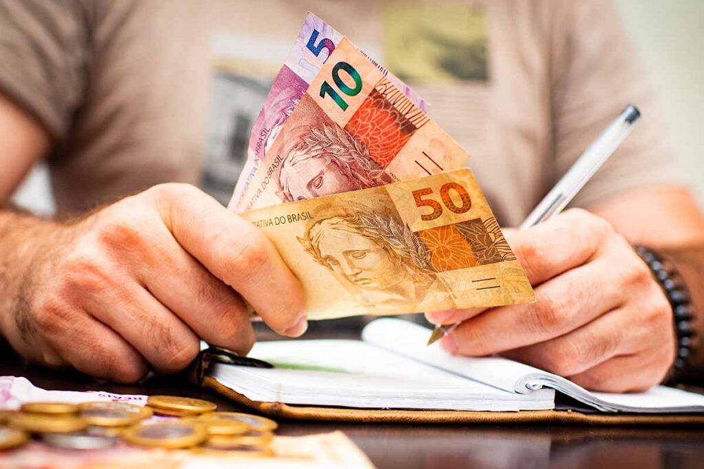 Trabalhador calculando o 13º salário e planejando o uso do benefício em 202