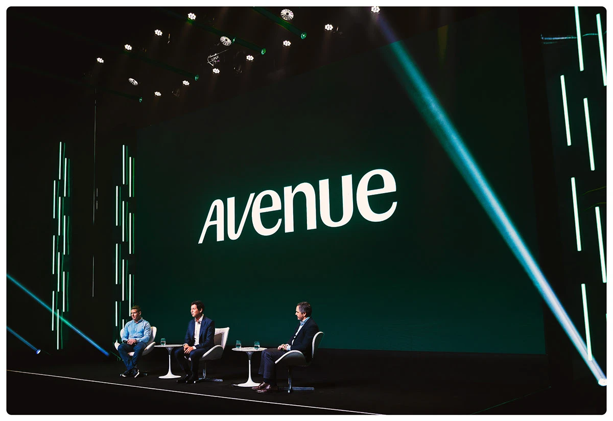 Investidores brasileiros visualizando stablecoin USDC no app da Avenue