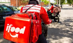 Entregadores do iFood simbolizando pagamento de impostos e disputa tributária