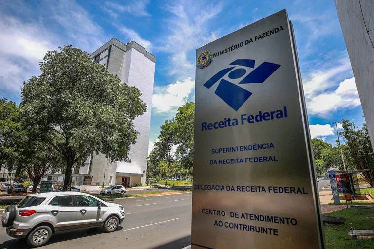 Prédio da Receita Federal do Brasil simbolizando transparência e rastreabilidade no mercado financeiro