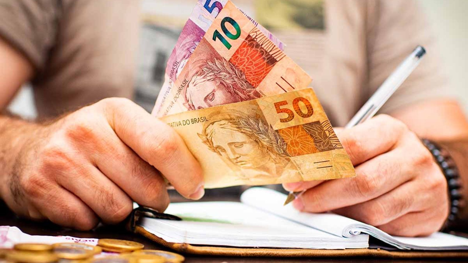 Trabalhador calculando o 13º salário e planejando o uso do benefício em 202