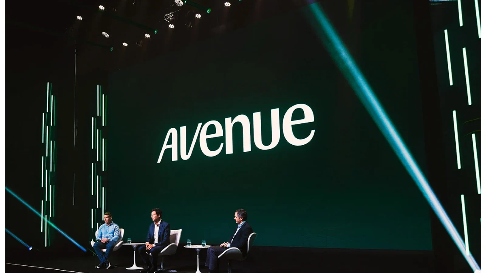 Investidores brasileiros visualizando stablecoin USDC no app da Avenue