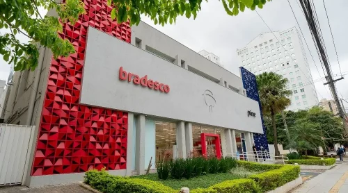Fachada do Bradesco com gráfico de lucro em alta, representando a recuperação financeira e os resultados positivos do banco em 2025.