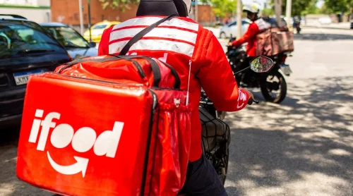 Entregadores do iFood simbolizando pagamento de impostos e disputa tributária