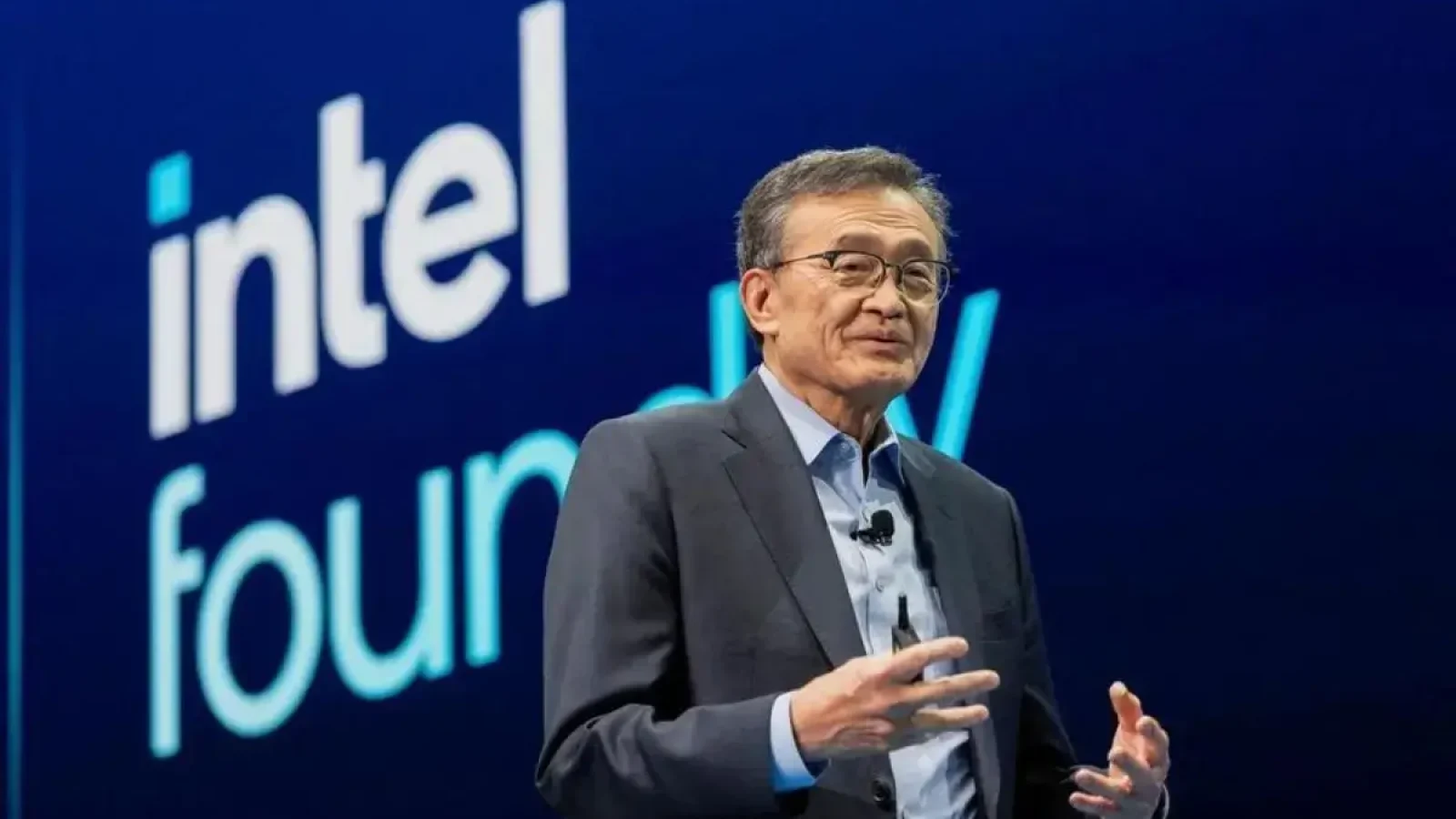 CEO da Intel, Lip-Bu Tan, durante conferência sobre IA e chips em 2025, simbolizando a reestruturação da empresa para retomar liderança global.
