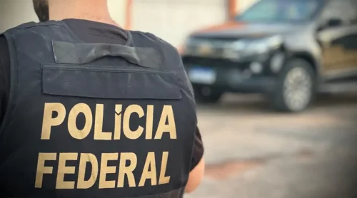 Agente da Polícia Federal durante operação contra hackers do Pix que desviaram R$ 800 milhões no Brasil