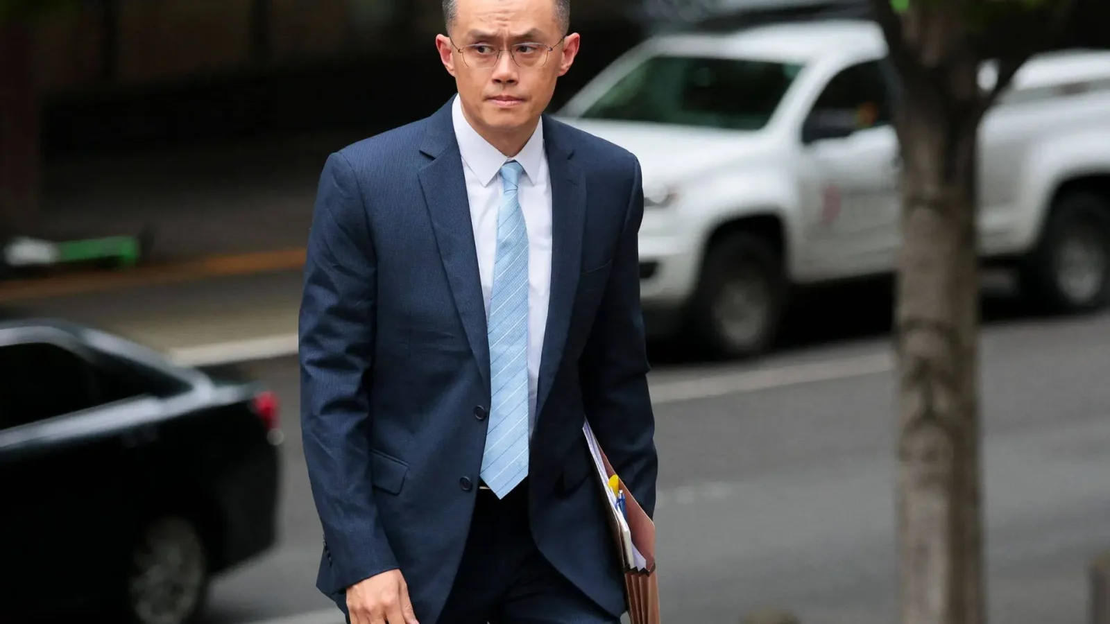 Changpeng Zhao, fundador da Binance, retratado após perdão presidencial concedido por Donald Trump, símbolo de reviravolta no setor cripto.